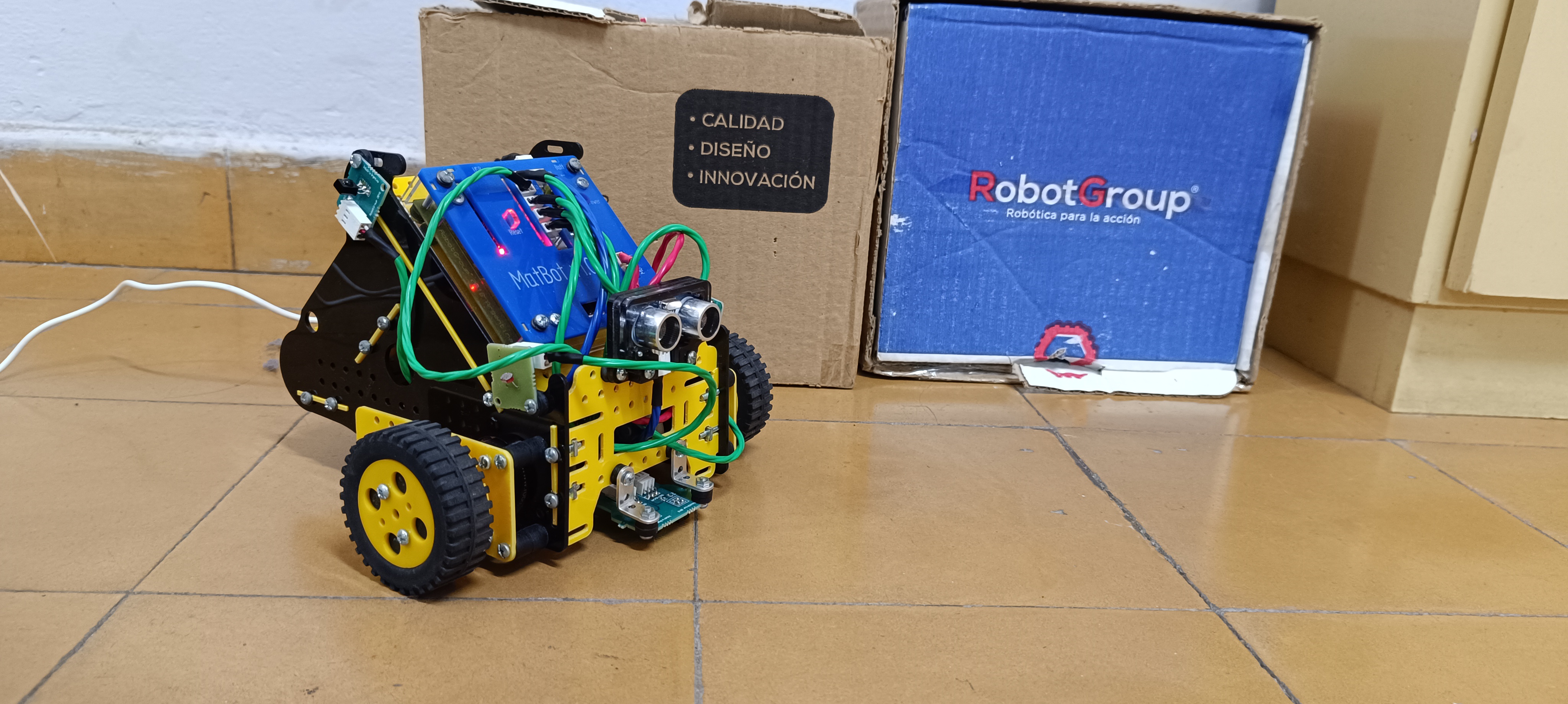 Estudiantes trabajando en equipo